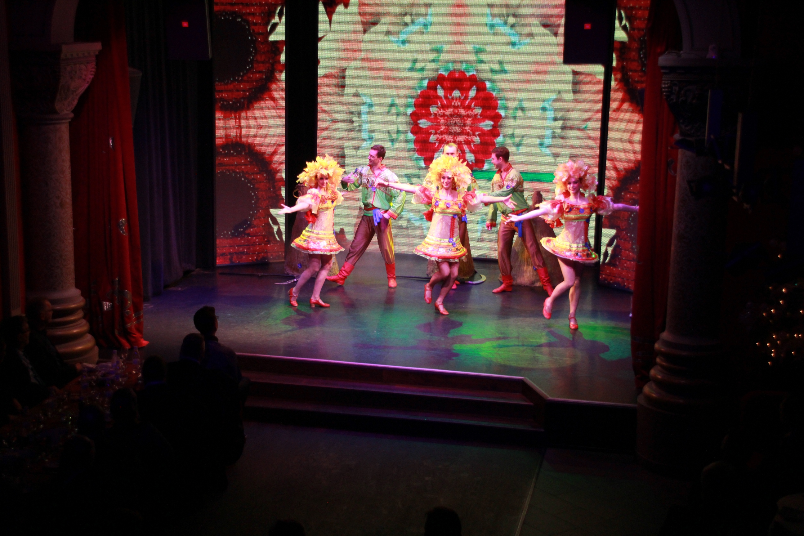 春の雰囲気のショーです。