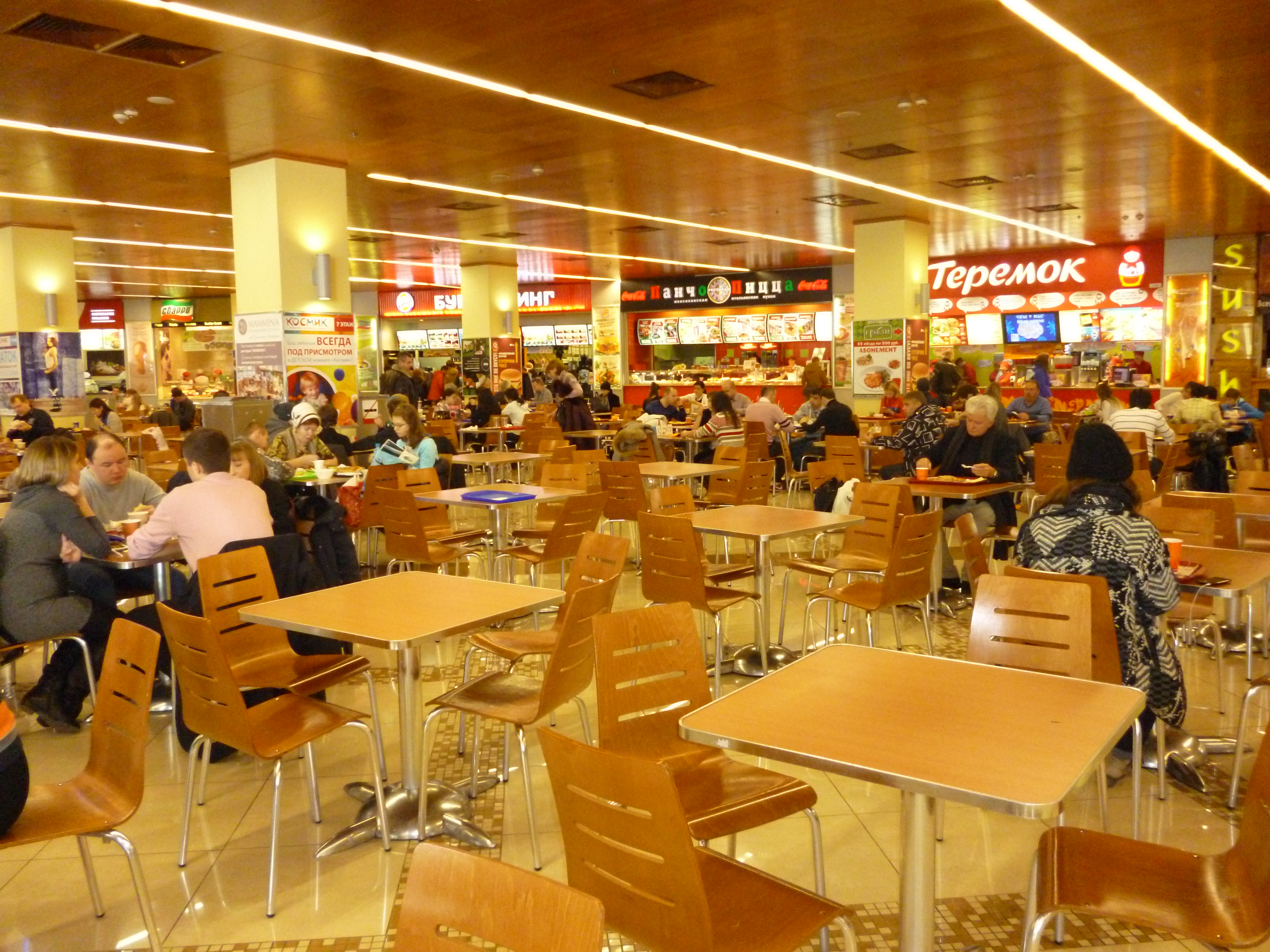 ロシアの大型ショッピングモールのフードコート。