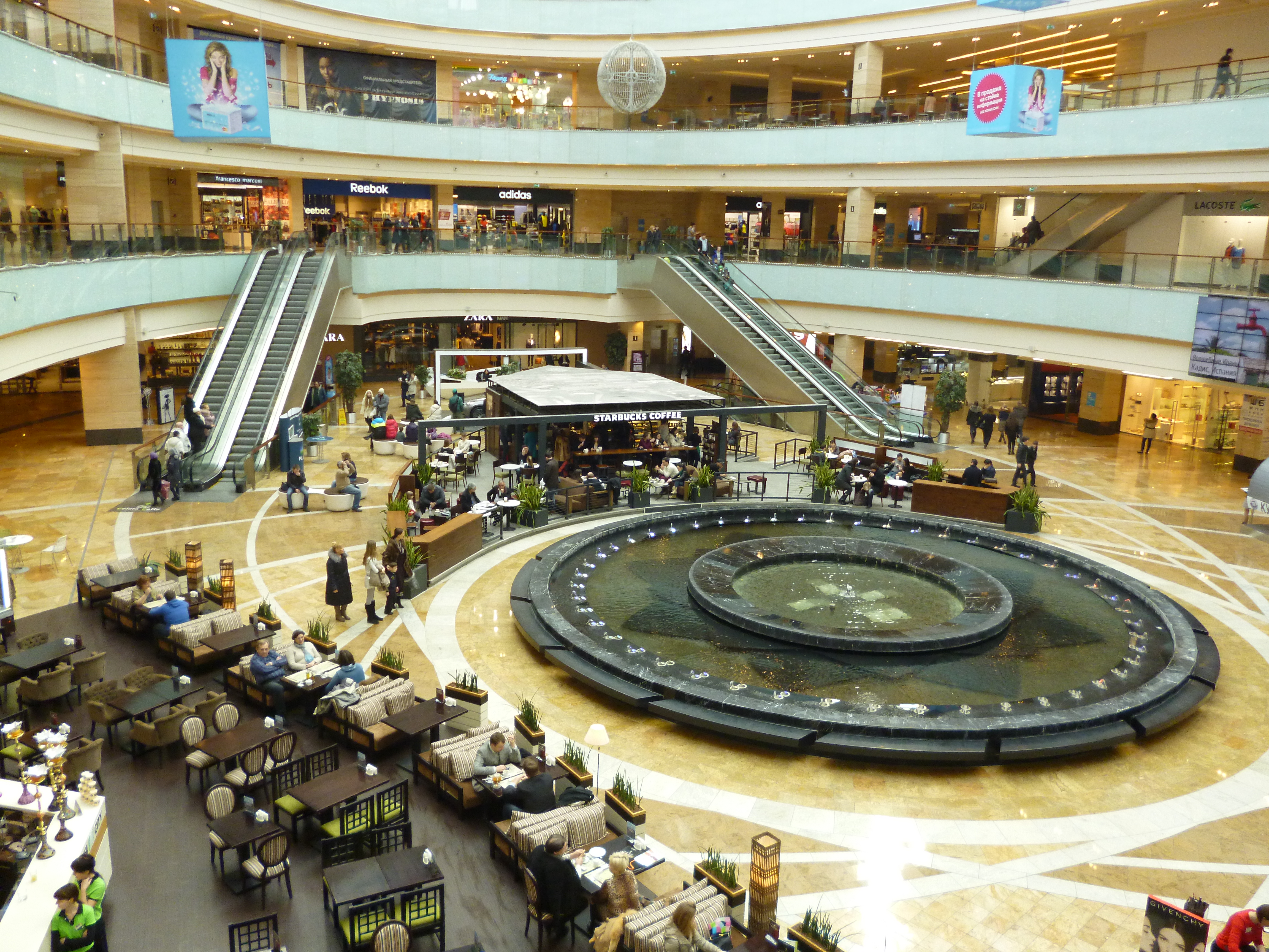 ロシアのショッピングモール「アフィモール」の吹き抜け。