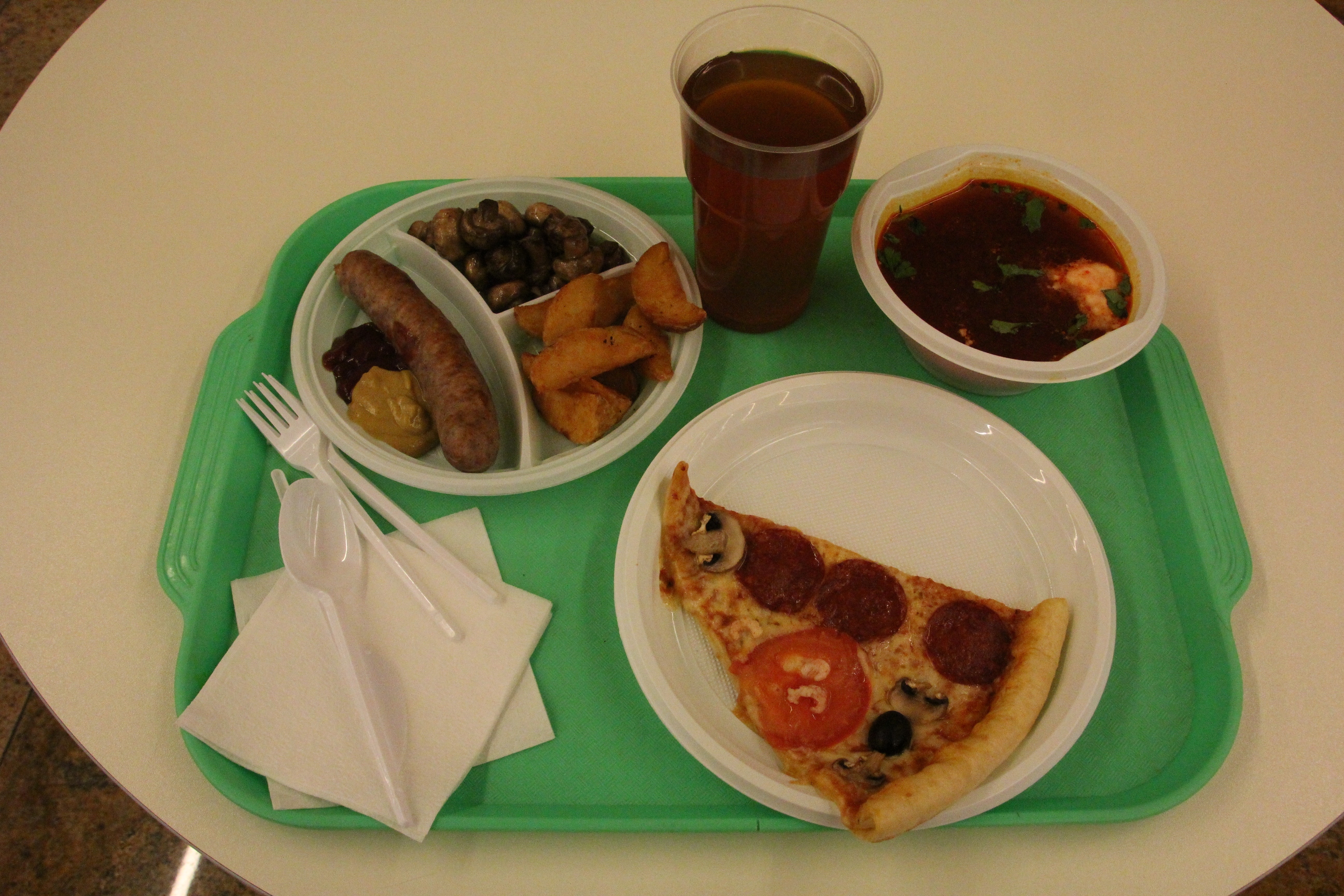 モスクワのフードコートの食事です。