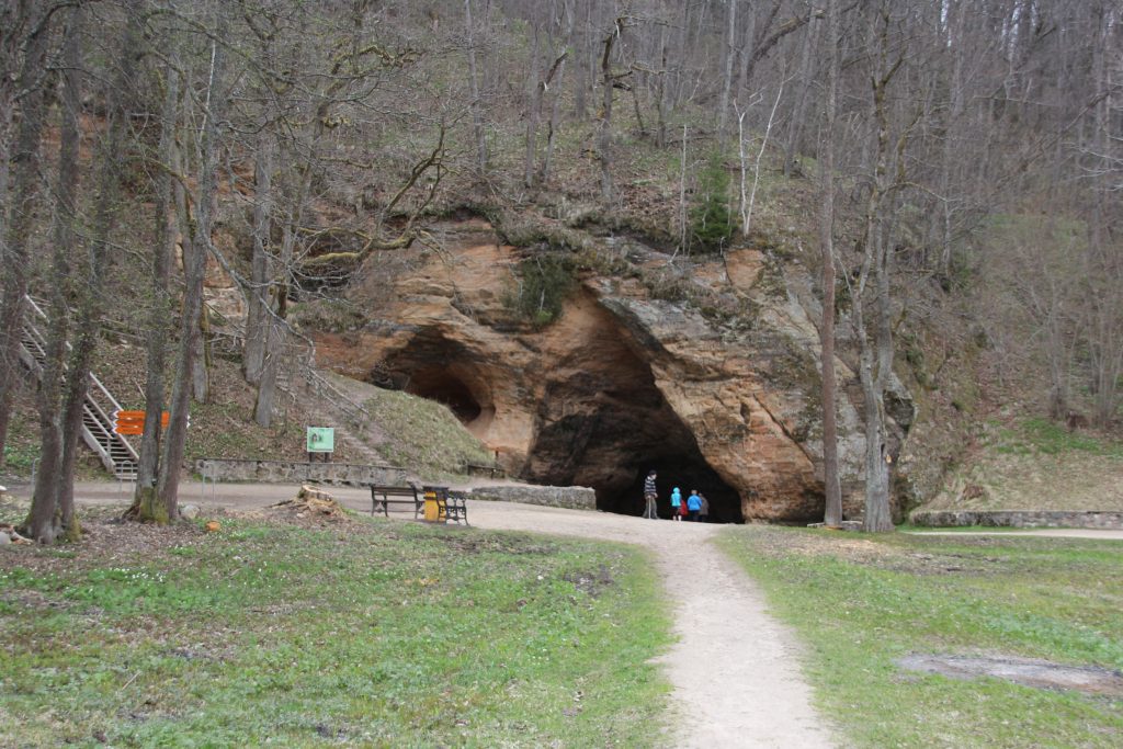 湧水の湧くガウヤの洞穴。