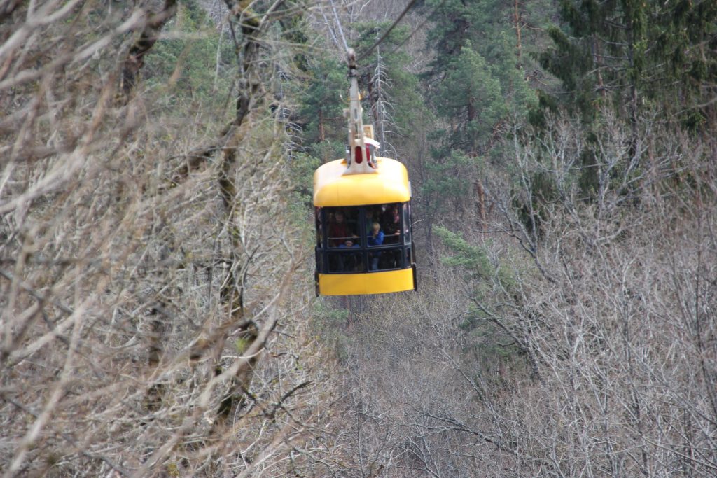 ガウヤ川を越えるロープウェイ
