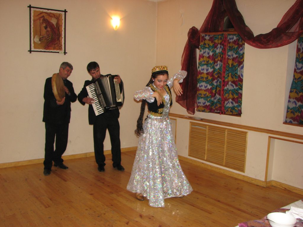 ウズべキスタンのフォークロアショー